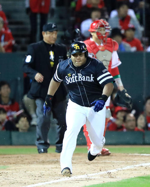 広島対ソフトバンク　5回表ソフトバンク2死二、三塁、二塁適時内野安打とする代打デスパイネ（撮影・江口和貴）