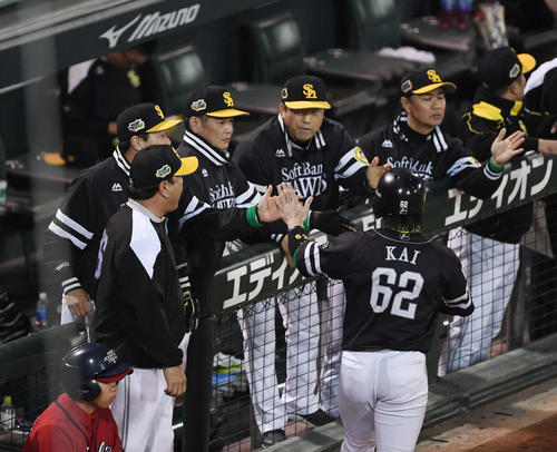 広島対ソフトバンク　5回表ソフトバンク2死二、三塁、適時失策で生還した二塁走者甲斐（右手前）とタッチを交わす工藤監督（左から3人目）（撮影・鈴木みどり）