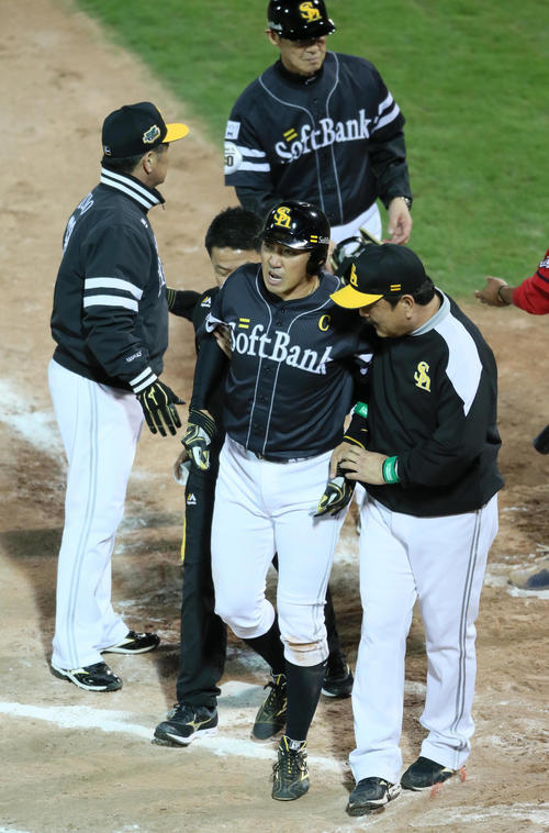 広島対ソフトバンク　11回表ソフトバンク2死一、三塁、内川聖一は死球を受け交代する。左は工藤公康監督（撮影・栗木一考）