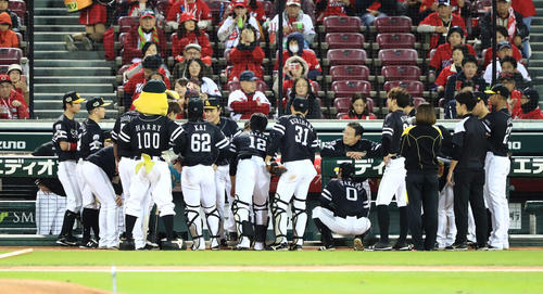 広島対ソフトバンク　試合前、円陣を組むソフトバンクナイン（撮影・江口和貴）