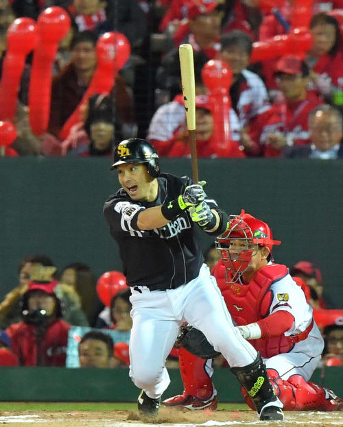 広島対ソフトバンク　7回表ソフトバンク2死一、三塁、中前に適時打を放つ松田宣（撮影・上田博志）