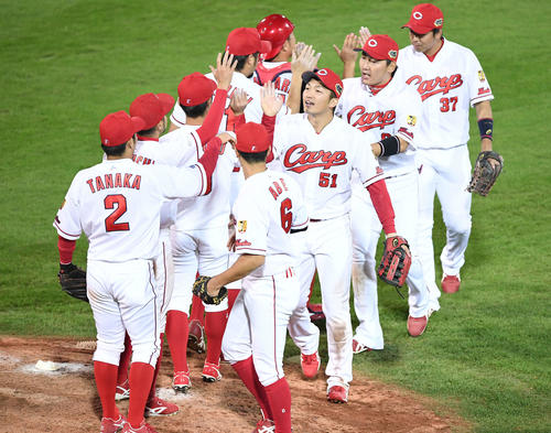 ソフトバンクに勝利し笑顔でハイタッチする鈴木（中央）ら広島ナイン（撮影・鈴木みどり）