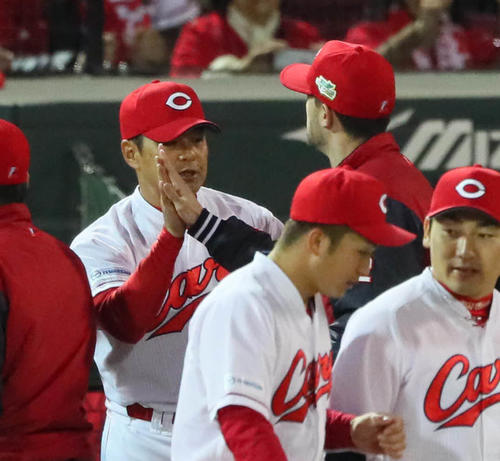 勝利を祝う緒方監督（左）とジョンソンら（撮影・宮崎幸一）