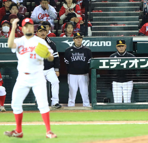 9回表ソフトバンク2死二塁、松田が遊ゴロに倒れ試合終了となりベンチで厳しい表情の工藤監督（右）ら首脳陣。手前は広島中崎（撮影・江口和貴）