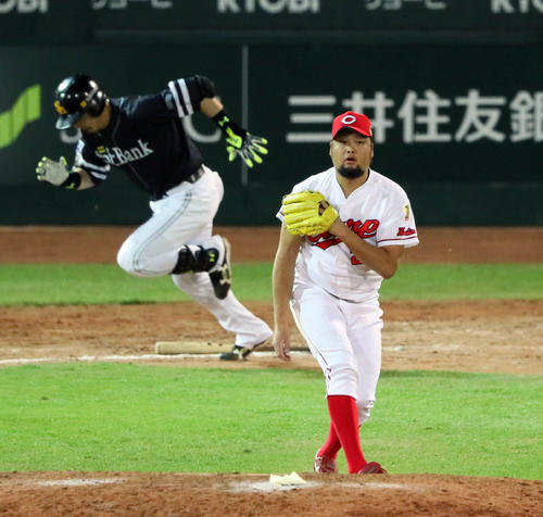 9回表ソフトバンク2死二塁、中崎は松田宣を遊ゴロにとり勝利を確定させる（撮影・宮崎幸一）