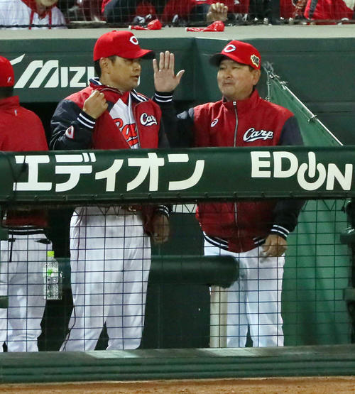 広島対ソフトバンク　勝利が決まりジャンパーを脱ぐ緒方監督（左）（撮影・宮崎幸一）