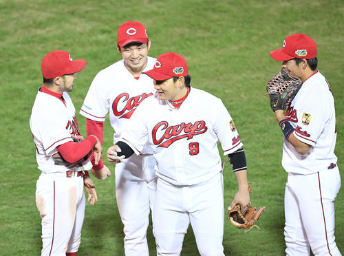 ソフトバンクに勝利し、笑顔笑顔を見せる、左から広島菊池、鈴木、丸、野間（撮影・鈴木みどり）