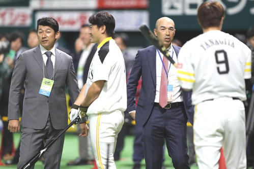 ソフトバンク内川（中央左）と言葉を交わす三浦大輔氏、和田一浩氏（撮影・林敏行）