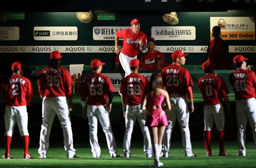 試合前セレモニーに臨む広島鈴木（後方中央）（撮影・江口和貴）