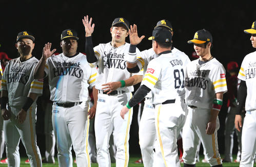 試合前のセレモニーで工藤公康監督とハイタッチをかわす柳田悠岐（撮影・梅根麻紀）