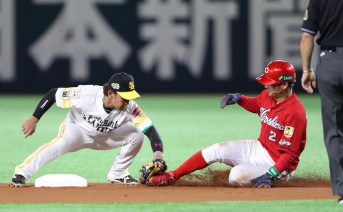 1回表広島1死一塁、打者丸のとき、走者田中は二塁盗塁に失敗する（撮影・林敏行）