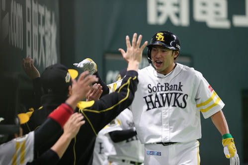 4回裏ソフトバンク1死一、二塁、中村晃の右前先制適時打で生還した柳田悠岐はベンチのナインとハイタッチをかわす（撮影・梅根麻紀）