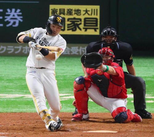 4回裏ソフトバンク1死一、二塁、中村晃は右前先制適時打を放つ（撮影・宮崎幸一）