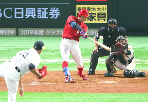 5回表広島1死、安部は右中間へ本塁打を放つ。投手ミランダ（撮影・宮崎幸一）