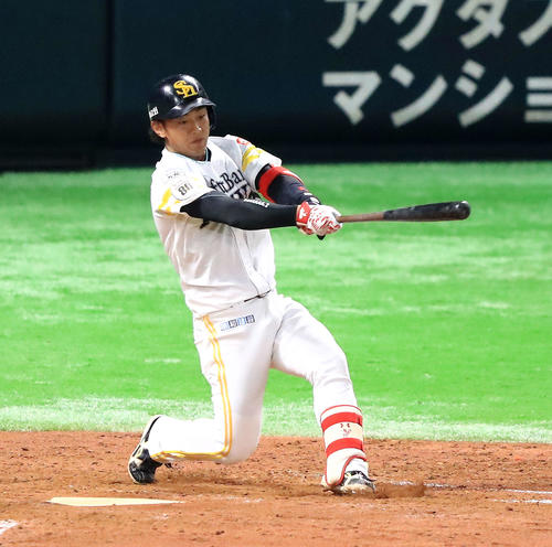 4回裏ソフトバンク2死一、二塁、左前適時打を放つ今宮（撮影・江口和貴）