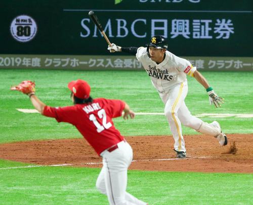 5回裏ソフトバンク1死一、三塁、柳田は一塁適時失策で出塁する（撮影・宮崎幸一）