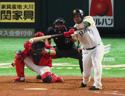 5回裏ソフトバンク1死二、三塁、アルフレド・デスパイネは遊ゴロの間に4点目を奪う（撮影・宮崎幸一）