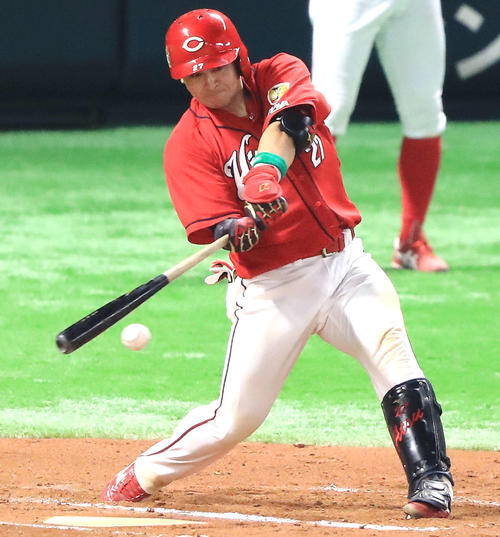 6回表広島1死一、二塁、右前適時打を放つ会沢（撮影・江口和貴）