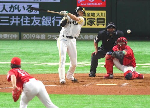 6回裏ソフトバンク2死一、三塁、柳田悠岐は三塁強襲適時打を放つ（撮影・宮崎幸一）