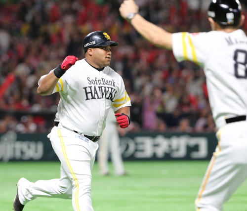 6回裏ソフトバンク2死一、二塁、デスパイネは右越えに3点本塁打を放ちガッツポーズ（撮影・梅根麻紀）