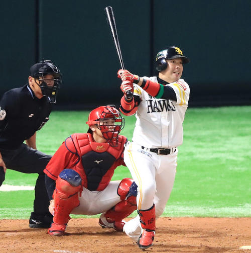 7回裏ソフトバンク2死、右中間にソロ本塁打を放つ高谷（撮影・江口和貴）