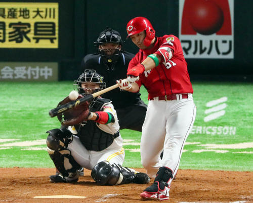 8回表広島無死、鈴木誠也は左越え本塁打を放つ（撮影・宮崎幸一）