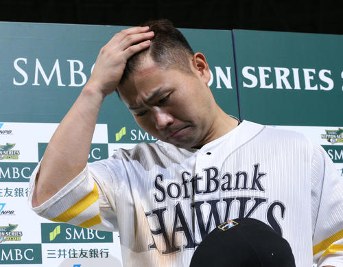 ヒーローインタビューを終えた中村晃はほっとしたのか泣きそうな表情（撮影・梅根麻紀）