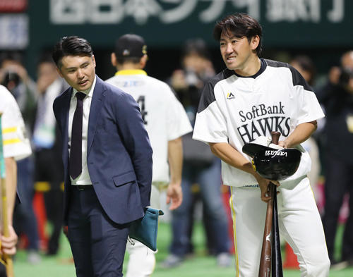 ソフトバンク内川（右）と話す杉内俊哉氏（撮影・林敏行）
