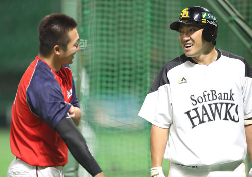 談笑するソフトバンク内川（右）と広島鈴木（撮影・林敏行）