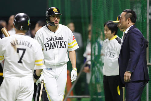 練習中、ソフトバンク柳田と話す松中信彦氏（撮影・林敏行）