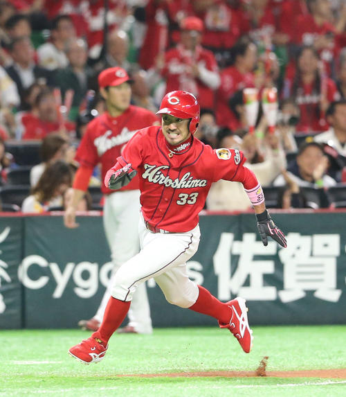 一塁走者の菊池涼介は一気に本塁を狙う（撮影・梅根麻紀）