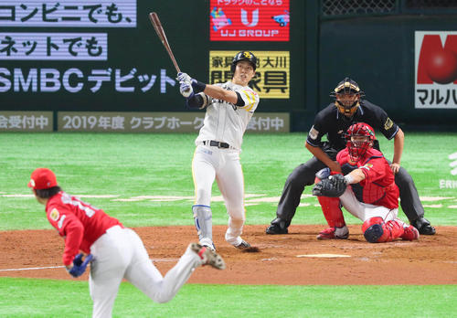 3回裏ソフトバンク2死一塁、上林誠知は右越え2点先制本塁打を放つ（撮影・宮崎幸一）