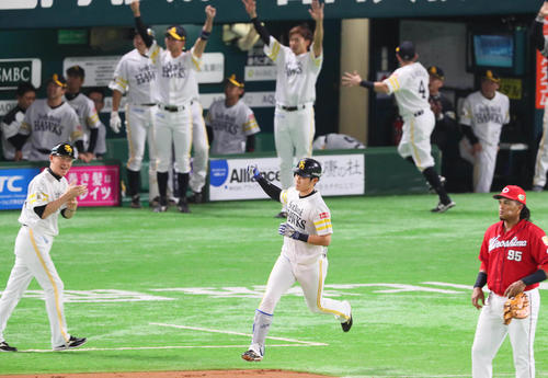 3回裏ソフトバンク2死一塁、上林誠知は右越え2点先制本塁打を放つ（撮影・宮崎幸一）