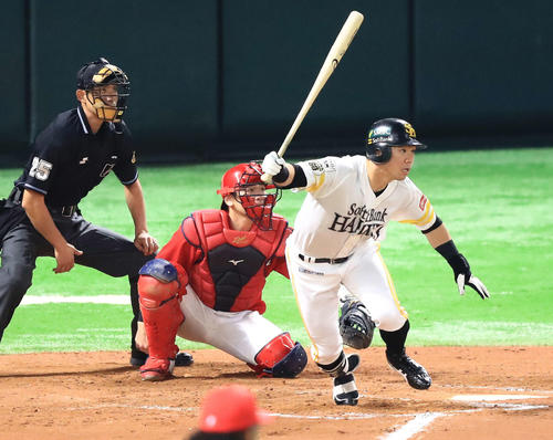 6回裏ソフトバンク1死一、三塁、中前適時打を放つ代打長谷川勇（撮影・江口和貴）