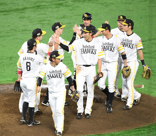 広島に連勝し、笑顔でハイタッチを交わす柳田（中央）、上林（右）らソフトバンクナイン（撮影・鈴木みどり）