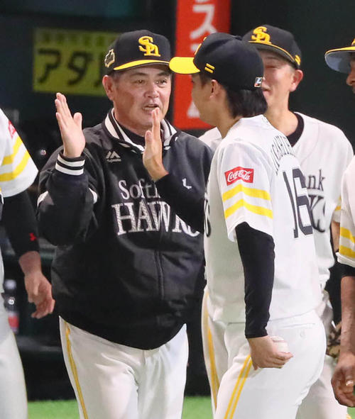 勝利球を手にした東浜巨（右）とハイタッチする工藤公康監督（撮影・宮崎幸一）