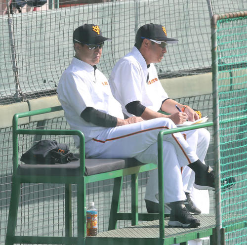 通称「原タワー」から紅白戦の戦況を見つめる原監督(左)と宮本コーチ(撮影・河野匠)