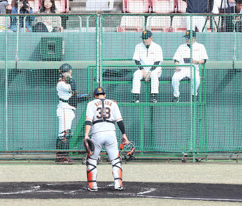 紅白戦の2回表を終え、宇佐見(左)を呼んで指導する原監督(中央)。右は宮本コーチ(撮影・河野匠)