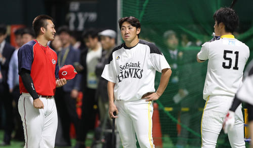 ソフトバンク対広島　試合前、谷繁元信氏と笑顔で話す広島鈴木、ソフトバンク内川、上林（撮影・林敏行）
