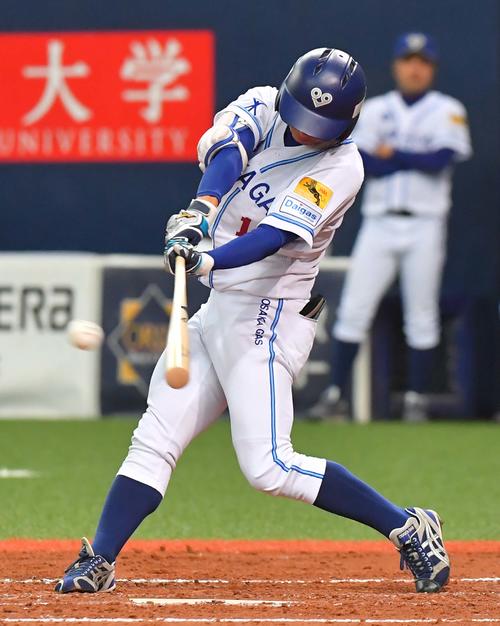 2回裏大阪ガス1死、左中間へ二塁打を放つ近本光司（撮影・上田博志）