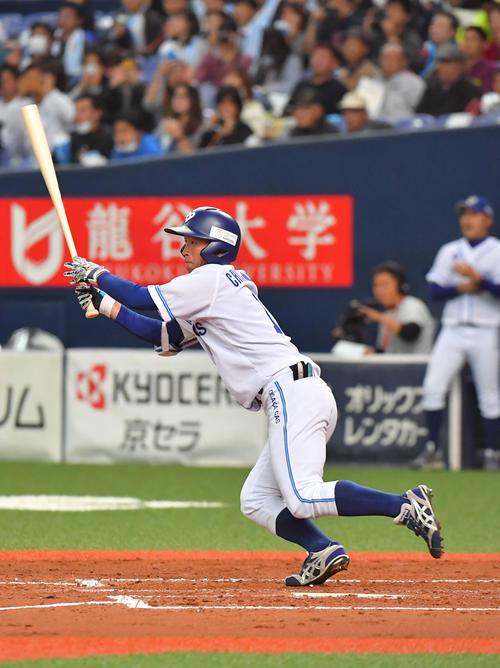 2回裏大阪ガス1死、左中間へ二塁打を放つ近本光司(撮影・上田博志)