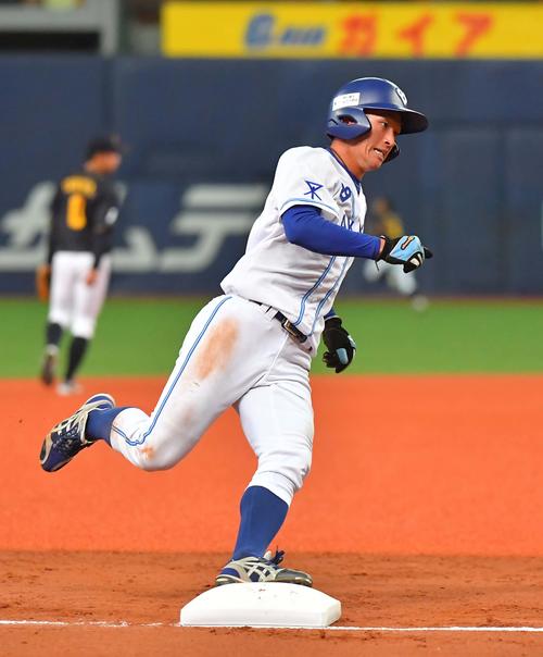 4回裏大阪ガス2死一、二塁、大阪ガス・古川の適時三塁打で二塁から快足を飛ばして生還する近本(撮影・上田博志)