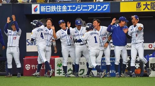 4回裏大阪ガス2死一、二塁、大阪ガス・古川の適時三塁打で二塁から快足を飛ばして生還した近本と大谷を出迎える大阪ガスナイン(撮影・上田博志)