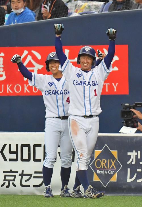 4回裏大阪ガス2死一、二塁、大阪ガス・古川の適時三塁打で生還しガッツポーズする近本(右)と大谷(撮影・上田博志)