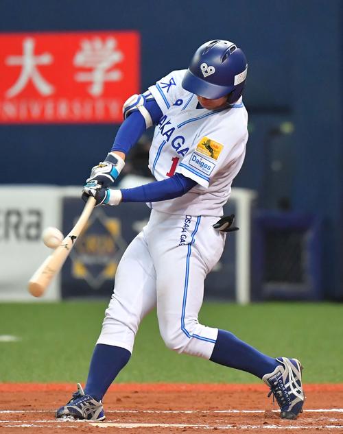 6回裏大阪ガス無死、右前安打を放つ近本(撮影・上田博志)