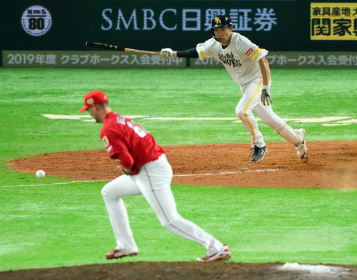日本シリーズ　ソフトバンク対広島　5回裏ソフトバンク1死満塁、柳田悠岐は投ゴロの間に同点とする（撮影・宮崎幸一）