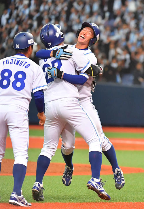 9回裏大阪ガス1死満塁、サヨナラ勝ちし、土井（左）と抱き合って喜ぶ近本（撮影・上田博志）