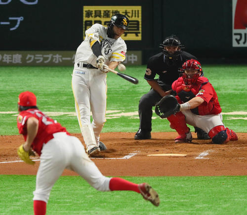 10回裏ソフトバンク無死、柳田は右越えにサヨナラ本塁打を放つ（撮影・宮崎幸一）