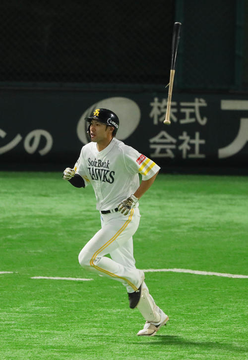 柳田悠岐はバットを折られながら右越えサヨナラ本塁打を放つ（撮影・宮崎幸一）