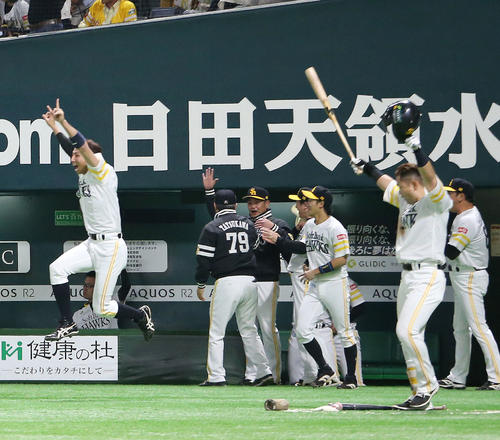 ソフトバンク対広島　10回裏ソフトバンク無死、柳田が右越えサヨナラ本塁打を決め、ベンチで喜び合う工藤監督（撮影・林敏行）